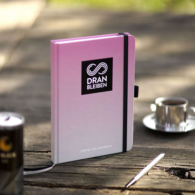 DRANBLEIBEN Erfolgsjournal steht auf Tisch