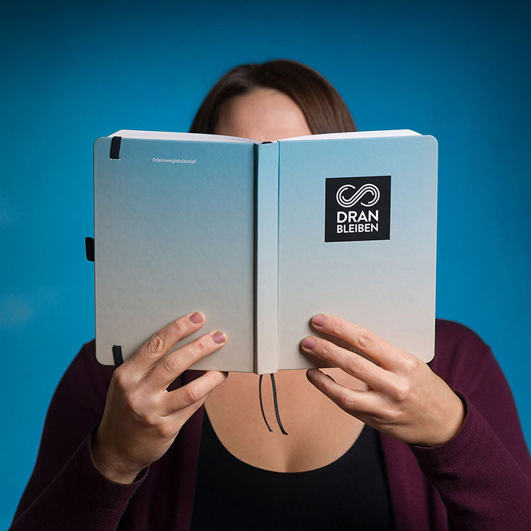 Frau liest im Erfolgsjournal