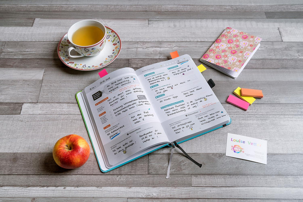Ausgefülltes Erfolgsjournal auf Tisch