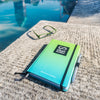 Startversion Erfolgsjournal in der Farbe Fresh Green liegt am Rand eines Pools